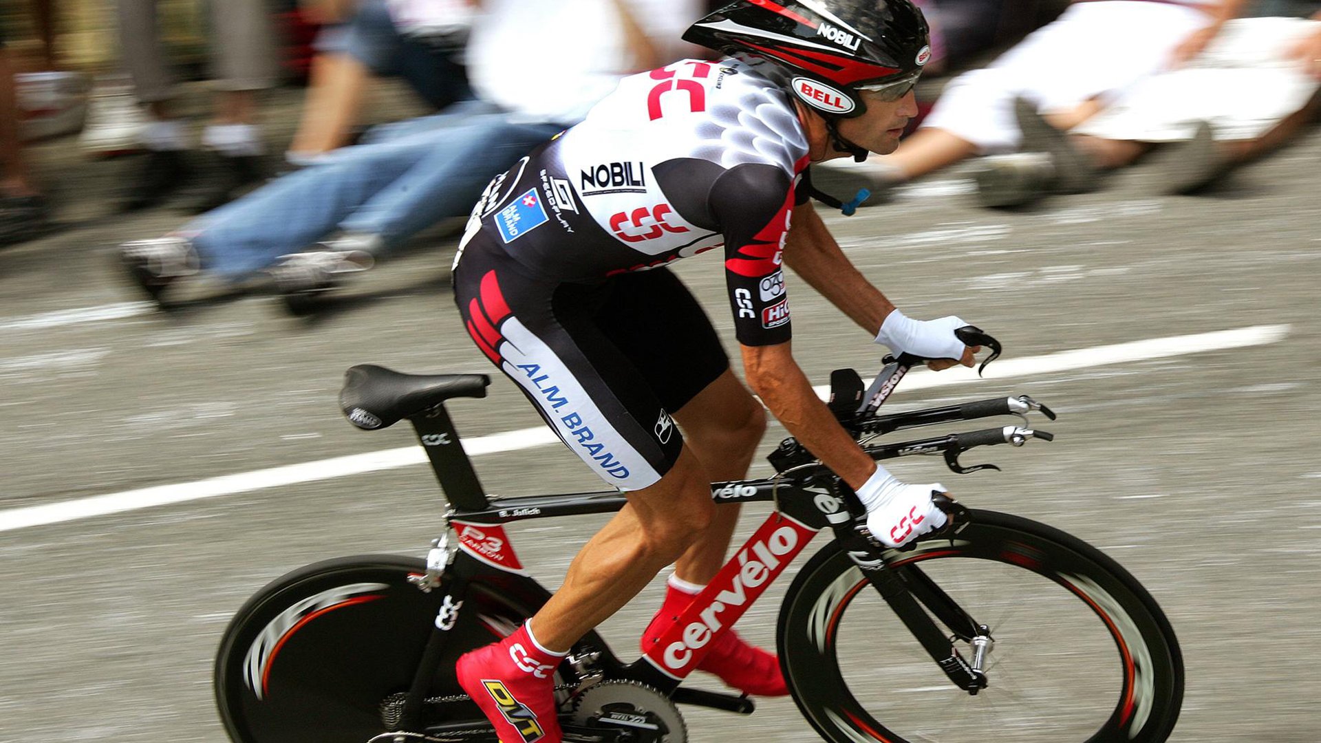 乐动体育APP下载-浓眉哥爆冷击败巴黎圣日耳曼，惊险取胜引爆全场！